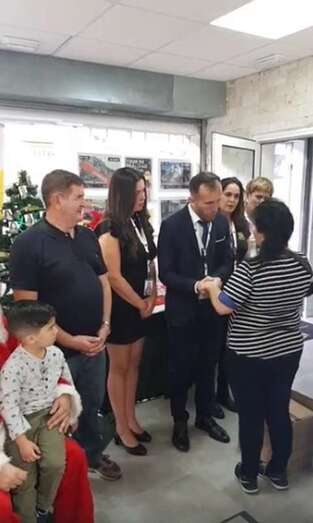 El acto tuvo lugar el pasado 21 de diciembre en la sede de la inmobiliaria en la calle de Torricelli (Foto TA)